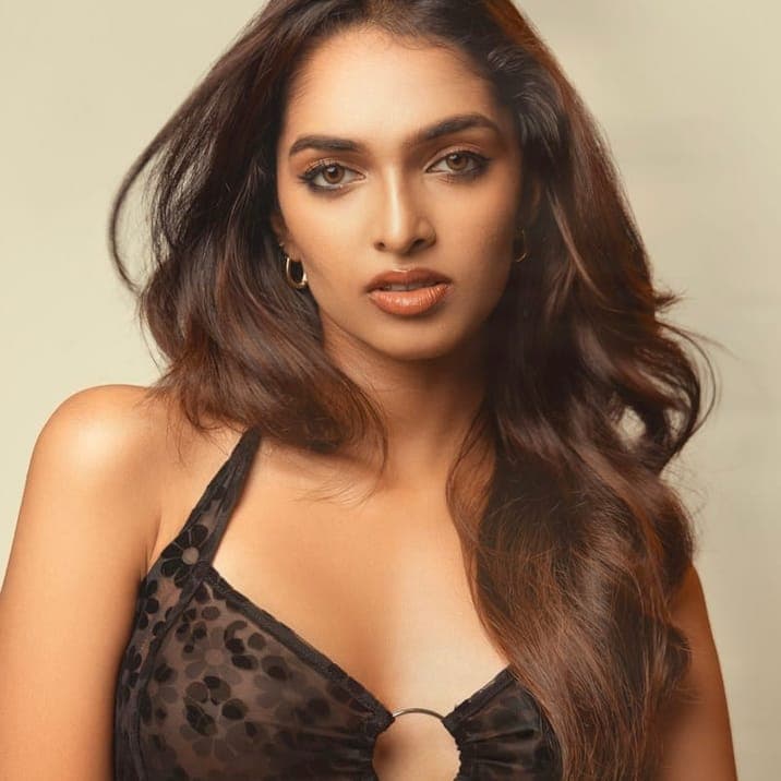Portrait of a woman with long wavy hair